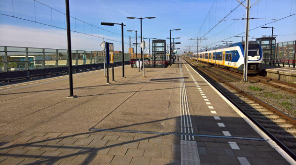 perron van NS station Almere Oostvaarders