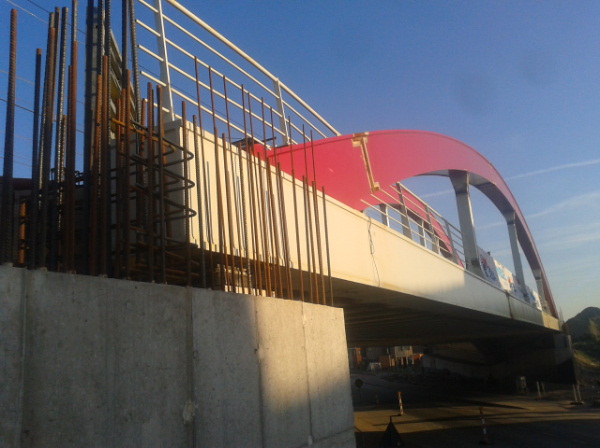 nieuwe bredere spoorbrug