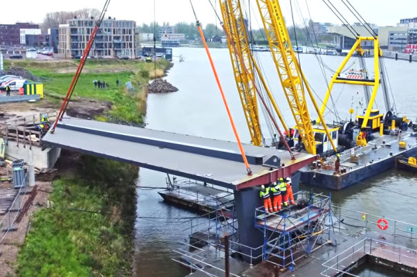 De bouw van de brug