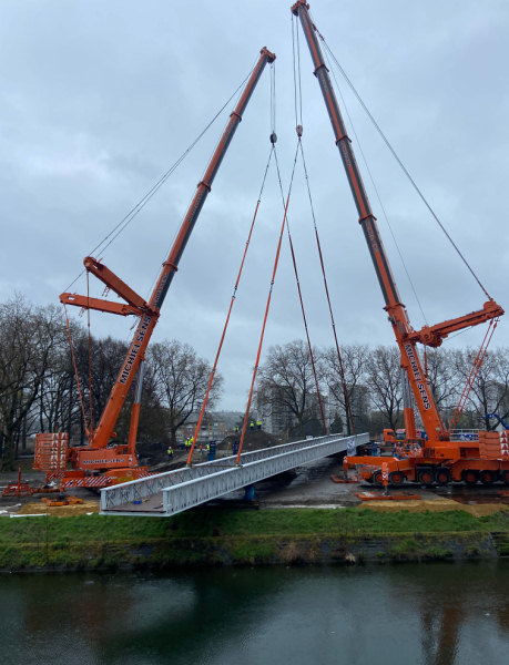 voetgangersbrug Passerelle Astrid geplaatst