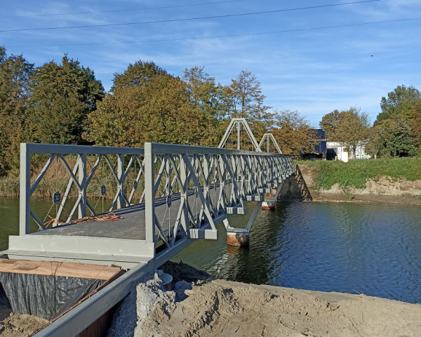 nieuwe voetgangersbrug over de walgracht