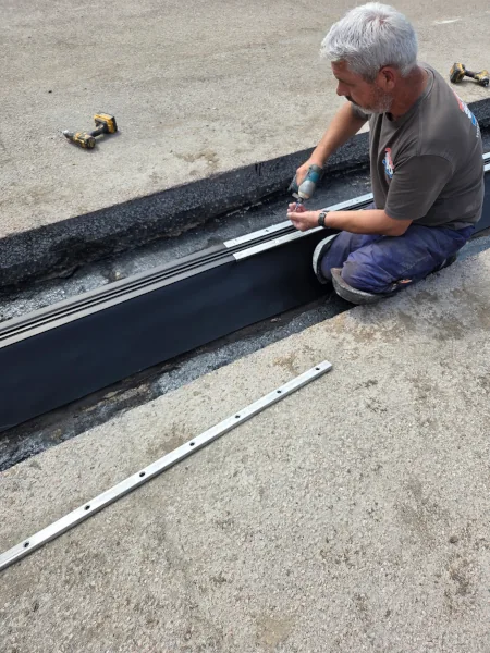 Het nieuwe profiel wordt gesteld op een flinke laag epoxymortel