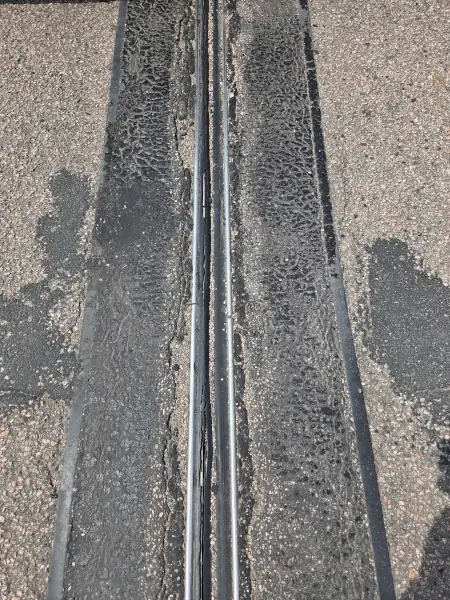 Het versleten en gescheured tussenrubber van de oude profielen