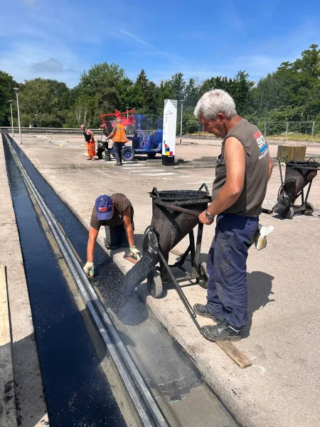 De sparing wordt gevuld met gietasfalt